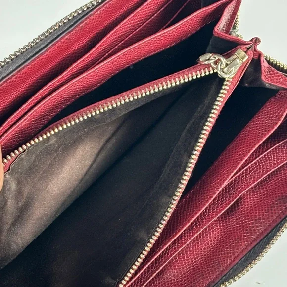 TODS Black Textured Leather corner Zip Wallet. Red interior. S - Picture 8 of 9